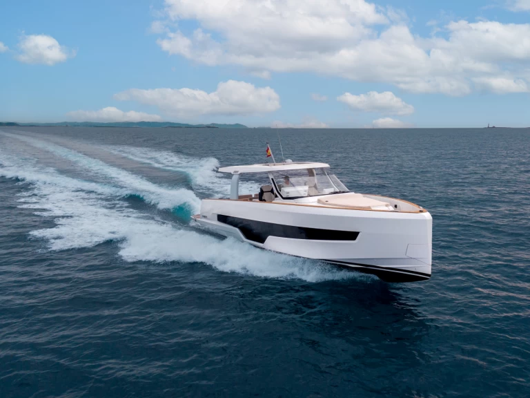 Fjord Fjord 44 XL między profesjonalistami a osobami prywatnymi w Ibiza Town