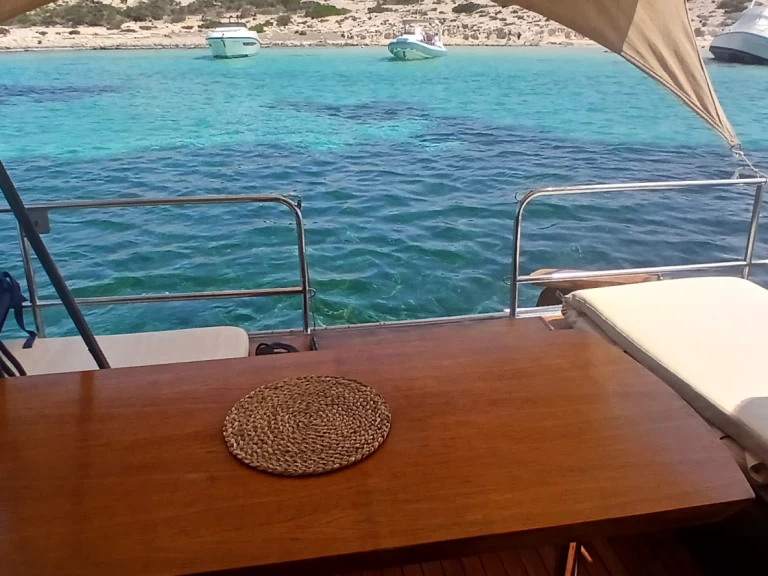 Wynajem Katamaran w La Savina - J.K. Pike &Sons LTD BOBCAT