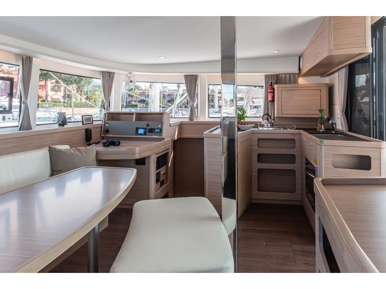 Lagoon Lagoon 42 między profesjonalistami a osobami prywatnymi w Furnari