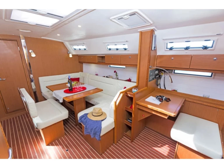 Wynajmij Żaglowiec z lub bez skippera Bavaria w Nikiána