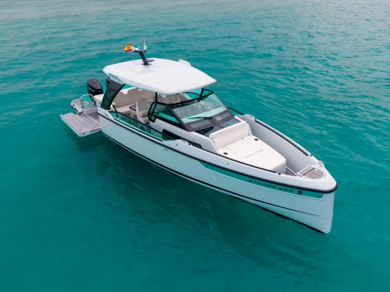 Saxdor Saxdor 320 GTO między profesjonalistami a osobami prywatnymi w Ibiza Town