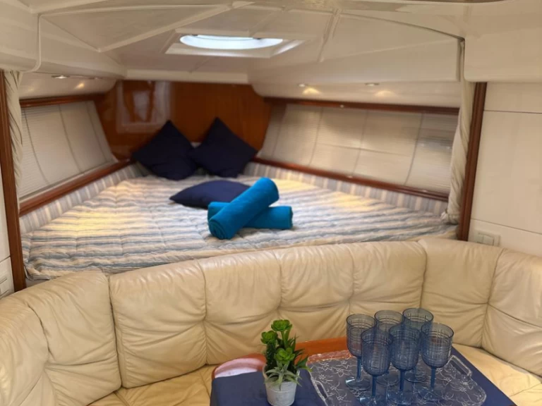 Pershing Pershing 37 między profesjonalistami a osobami prywatnymi w Ibiza Town