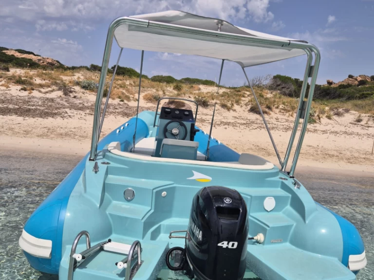 Łódż półsztywna do wynajmu w Arzachena w najlepszej cenie