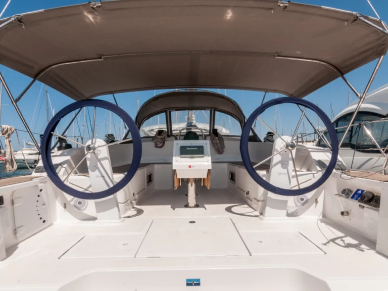 Bavaria Cruiser 46 między profesjonalistami a osobami prywatnymi w Alimos