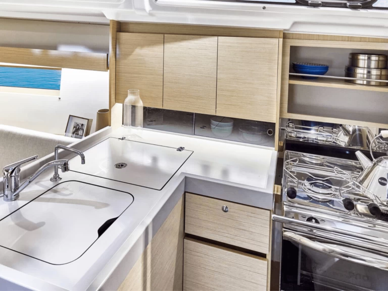 Wynajem Żaglowiec Bénéteau z patentem 