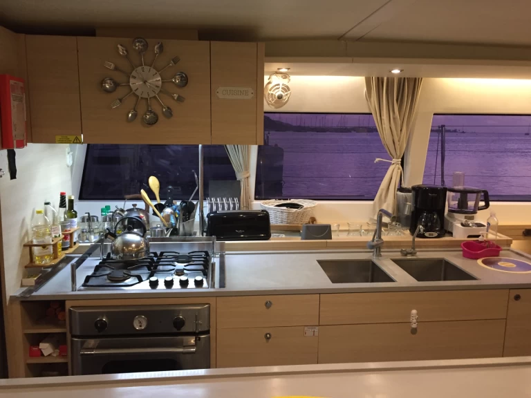 Lagoon Lagoon 620 między profesjonalistami a osobami prywatnymi w Eden Island