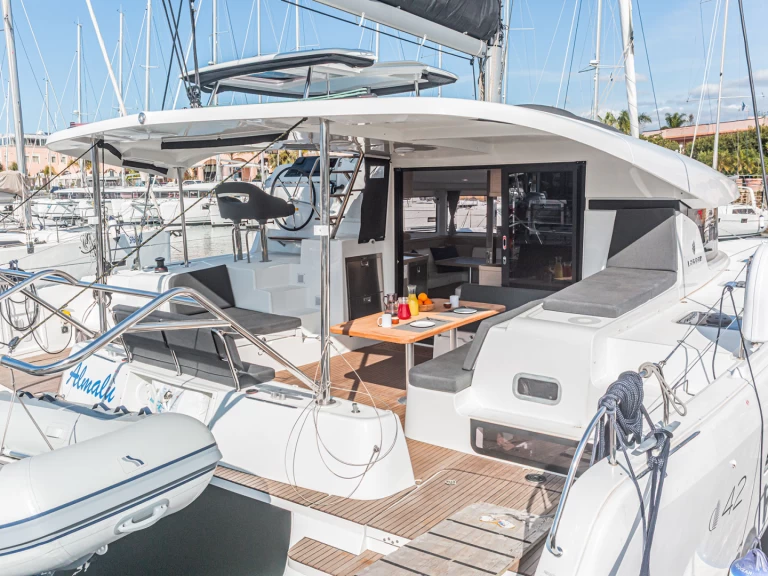 Wynajmij Katamaran z lub bez skippera Lagoon w Furnari