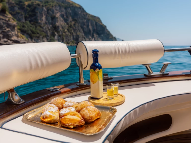 Tecnonautica Jeranto Classic między profesjonalistami a osobami prywatnymi w Sorrento