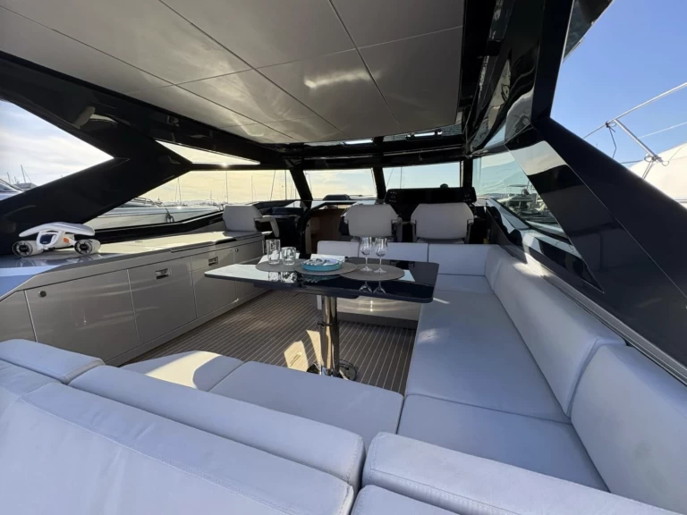 Santasevera 52 między profesjonalistami a osobami prywatnymi w Sag Harbor