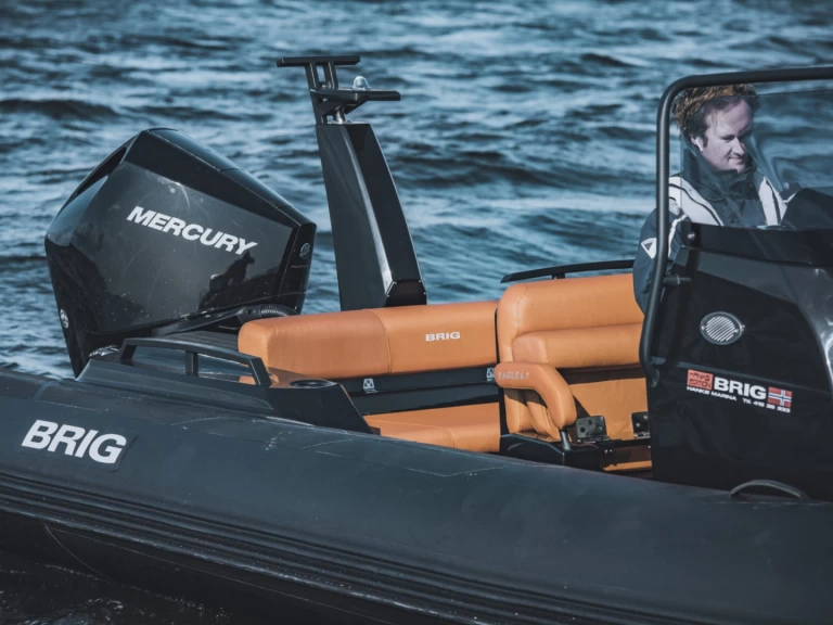 Brig Eagle 6.7 między profesjonalistami a osobami prywatnymi w Trébeurden