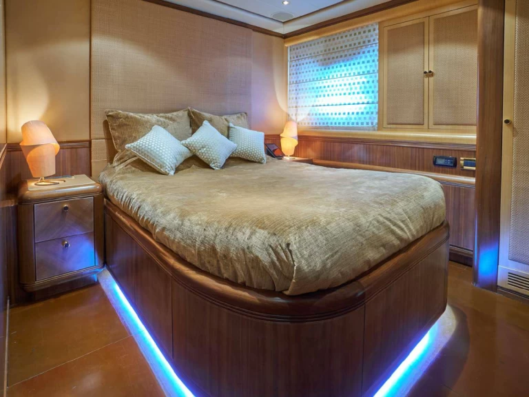 Wynajem Luksusowy jacht Mangusta z patentem 