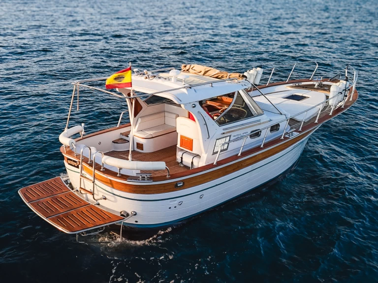 Wynajem łodzi Fratelli Aprea Sorrento 32 Semi Cabinato w Platja d'Aro na SamBoat 