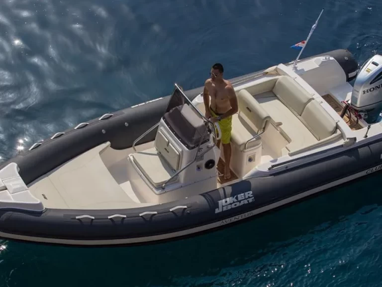 Joker Boat Clubman 24 między profesjonalistami a osobami prywatnymi w Trogir