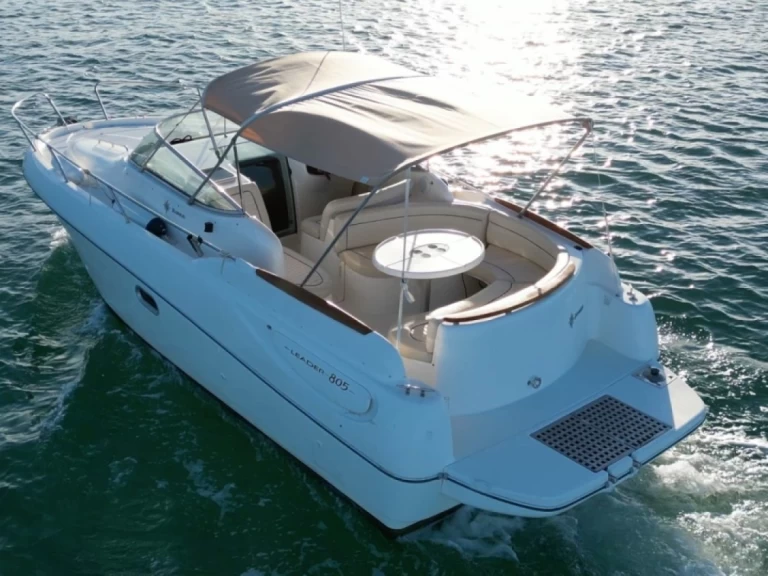 Jeanneau Leader 805 między profesjonalistami a osobami prywatnymi w Mandelieu-la-Napoule