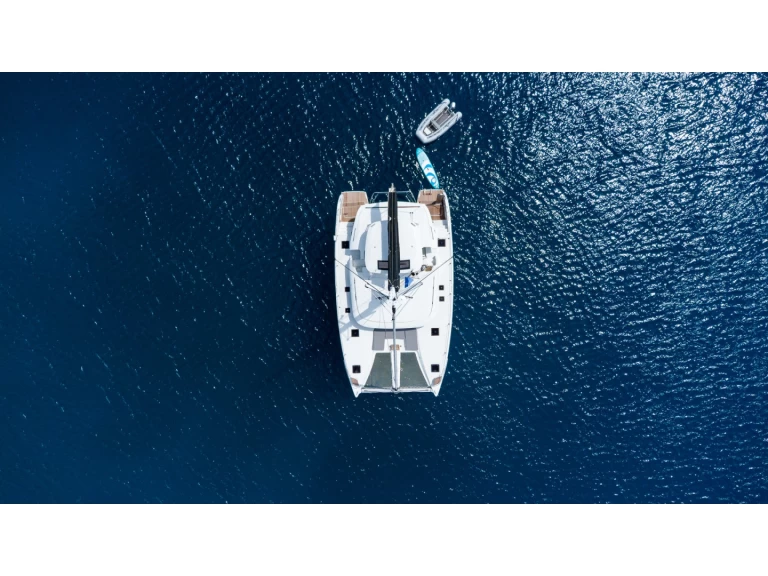 Lagoon Lagoon 46 między profesjonalistami a osobami prywatnymi w Pórto Chéli