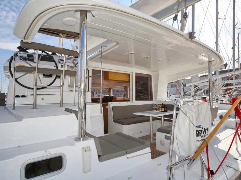 Wynajmij Katamaran z lub bez skippera Lagoon w Trogir