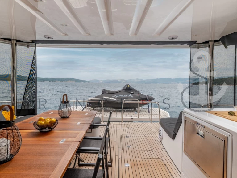 Lagoon Lagoon 55 między profesjonalistami a osobami prywatnymi w Kaštela