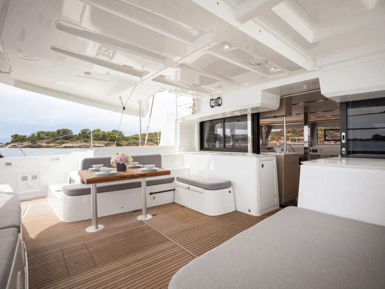 Wynajem Katamaran Lagoon z patentem 