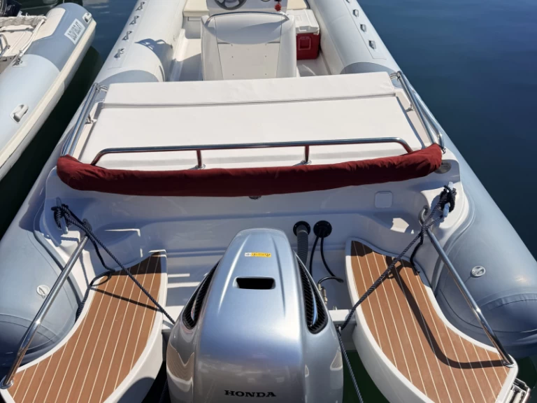 Asso Myth między profesjonalistami a osobami prywatnymi w Porto di Mergellina