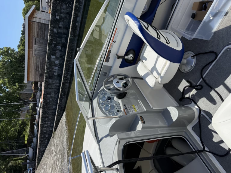 Motorówka do wynajmu w Évian-les-Bains w najlepszej cenie