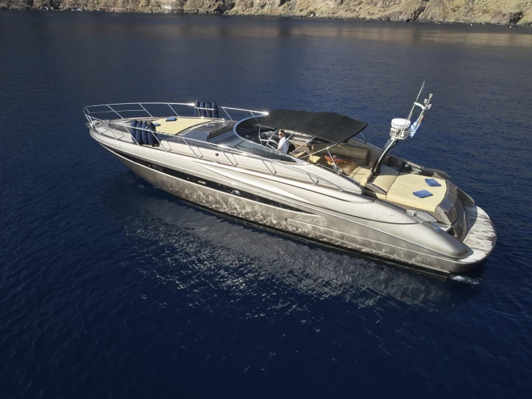 Riva RIVALE 52 między profesjonalistami a osobami prywatnymi w Limáni Lavríou