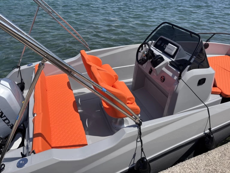 Wynajmij Quicksilver Activ 555 Open w Kukljica