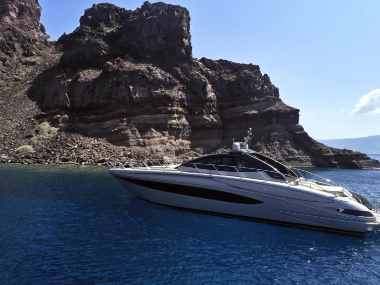 Riva Vertigo 63 między profesjonalistami a osobami prywatnymi w Limáni Lavríou