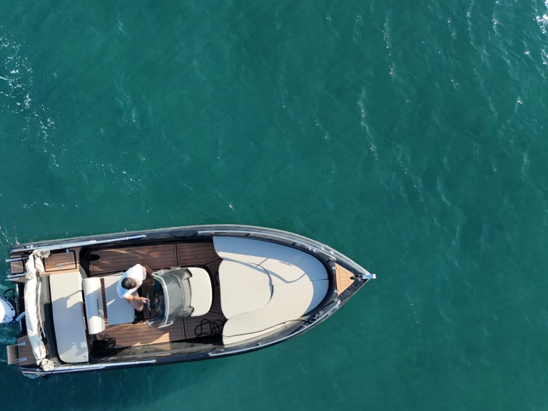 Wynajmij Motorówka z lub bez skippera Poseidon w Firá