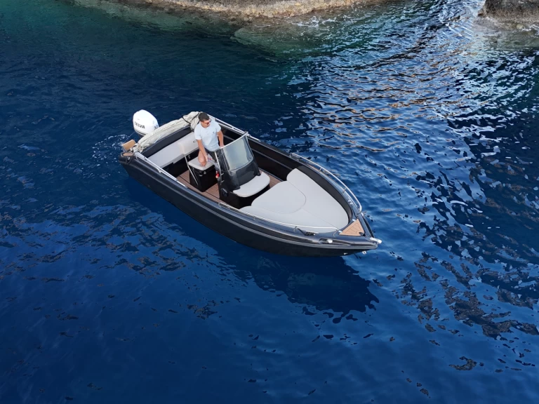 Wynajem w Firá- Poseidon Black Edition na SamBoat