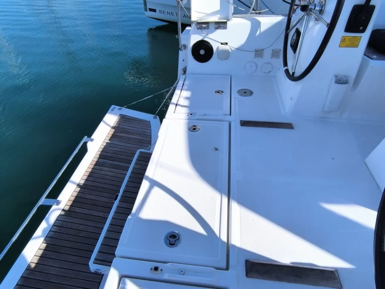 Wynajem Żaglowiec Bénéteau z patentem 