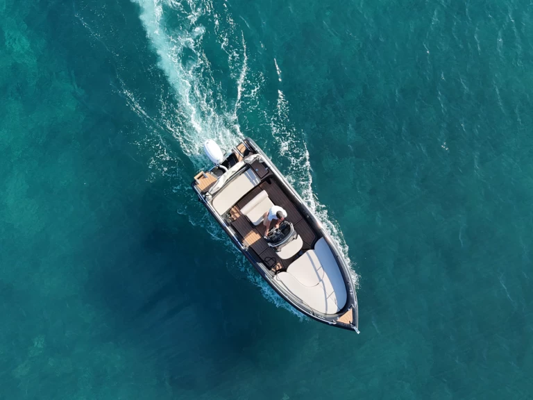 Wynajem w Firá- Poseidon Black Edition na SamBoat
