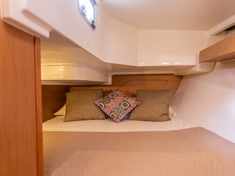 Jeanneau Sun Odyssey 319 między profesjonalistami a osobami prywatnymi w Palermo