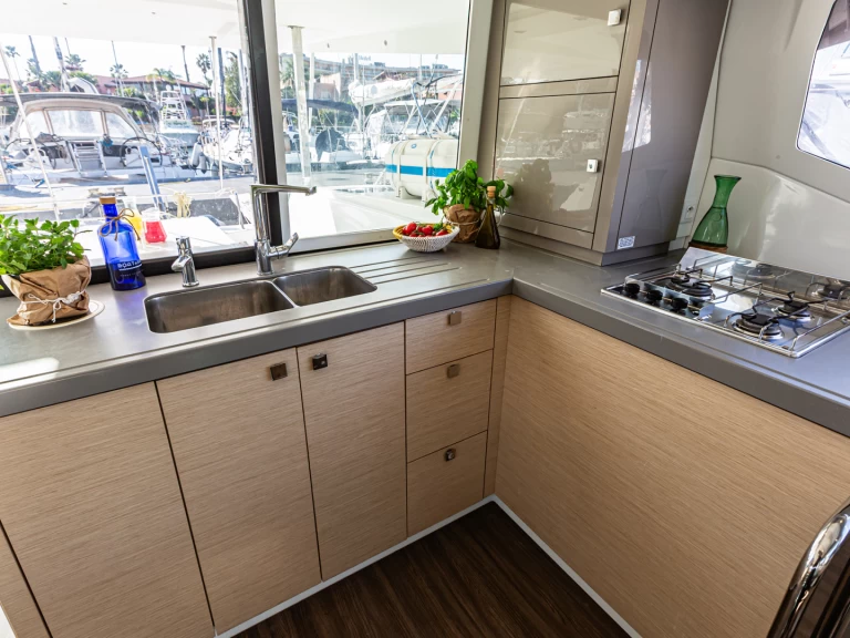 Wynajmij Fountaine Pajot Lucia 40 w Furnari