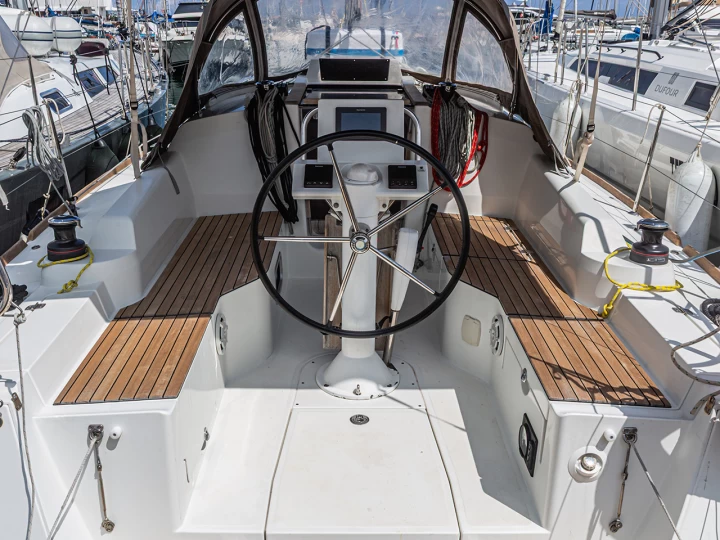 Wynajem Żaglowiec Jeanneau z patentem 