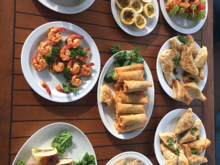 Wynajem łodzi Trincomalee tanio catamaran