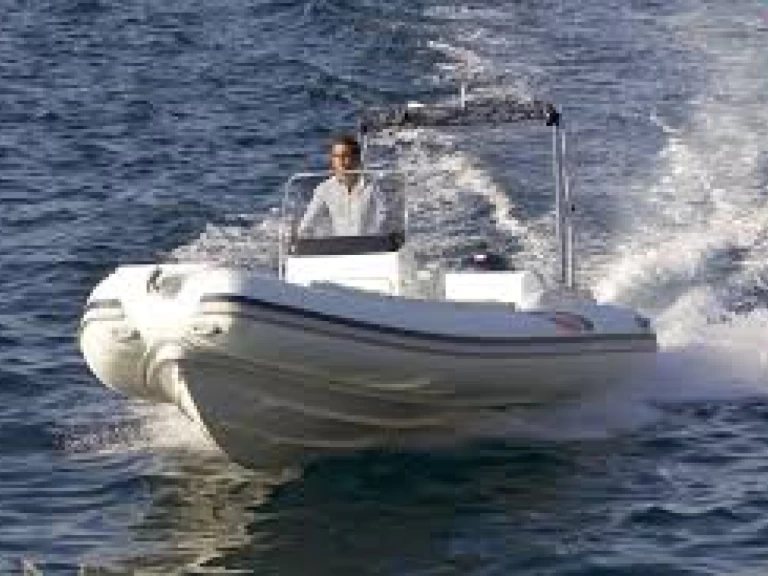 Łódż półsztywna do wynajmu w Kissamos w najlepszej cenie