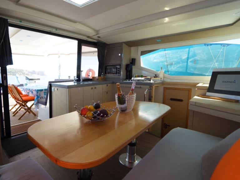 Fountaine Pajot Lucia 40 między profesjonalistami a osobami prywatnymi w Le Marin