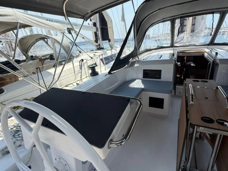 Bavaria Bavaria C46 między profesjonalistami a osobami prywatnymi w Lavrio