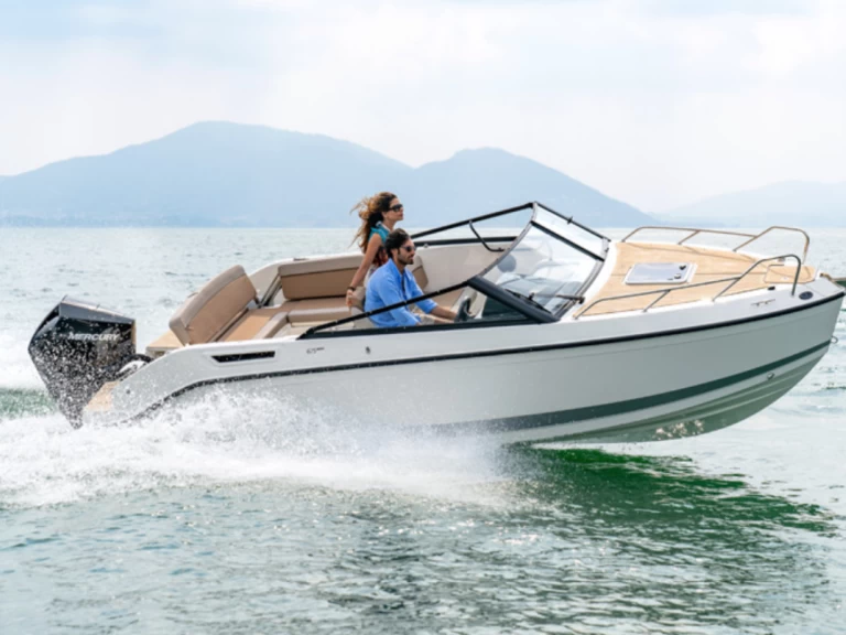 Quicksilver Activ 675 Cruiser między profesjonalistami a osobami prywatnymi w Marsylia