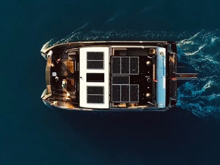 Wynajem Katamaran Custom Made z patentem 