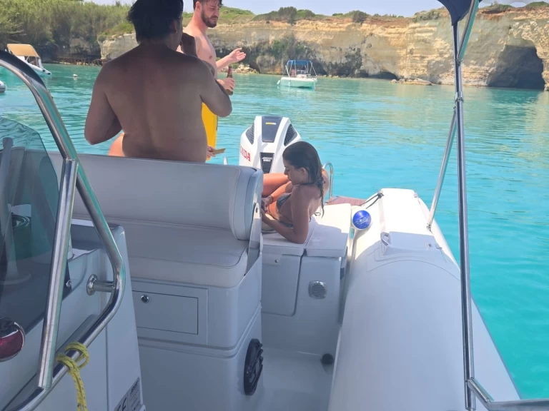 Wynajem Łódż półsztywna w San Foca - Joker Boat Clubman 24