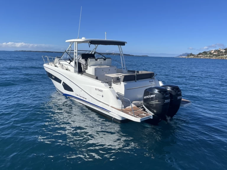 Jeanneau Cap Camarat 10.5 WA między profesjonalistami a osobami prywatnymi w Cannes