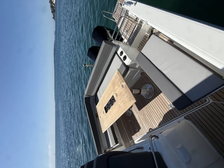 Jeanneau Cap Camarat 9.0 CC między profesjonalistami a osobami prywatnymi w Cannes