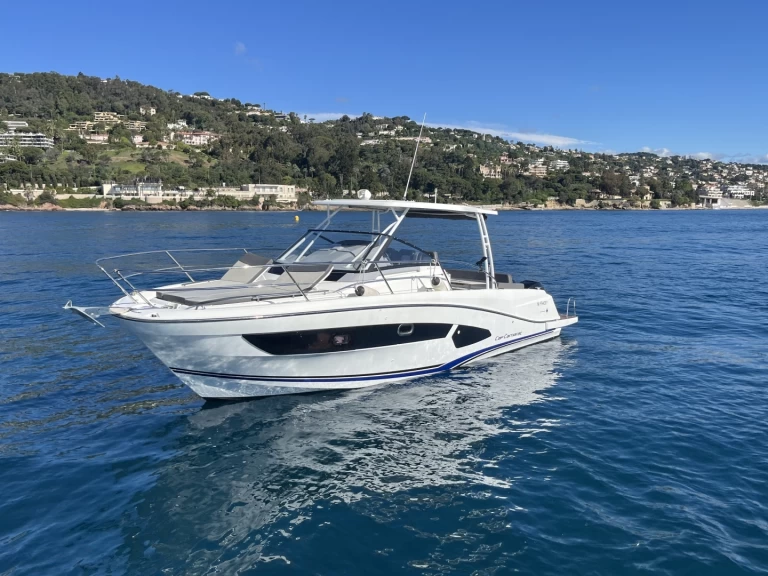 Wynajem Motorówka Jeanneau z patentem 