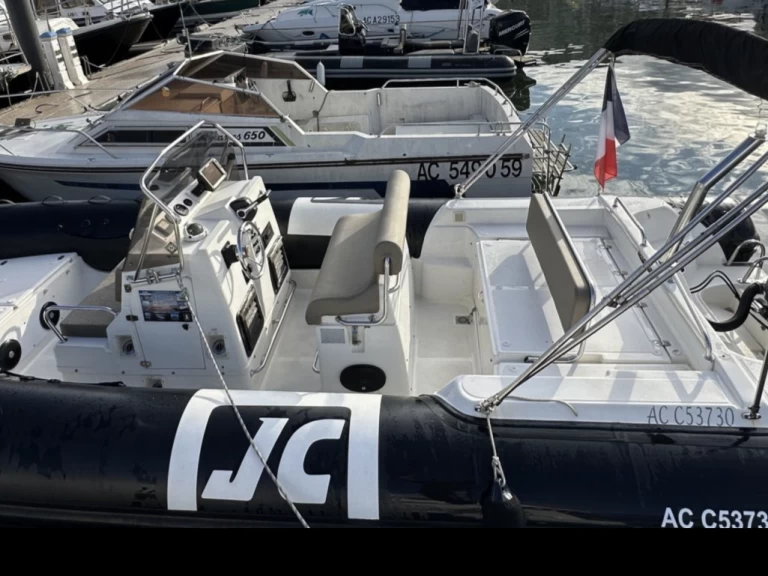 Joker Boat Clubman 26 między profesjonalistami a osobami prywatnymi w Arcachon