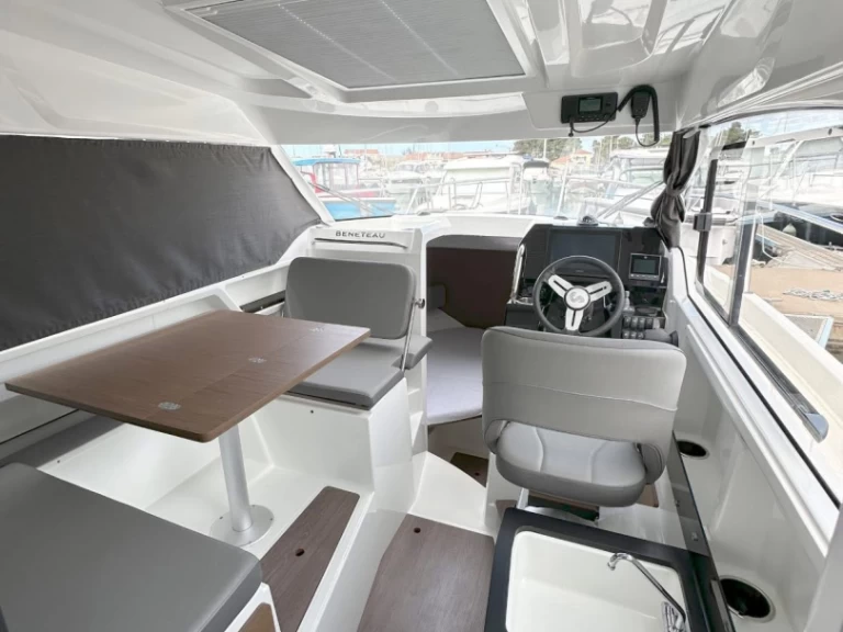 Wynajem Motorówka w Borik Marina - Bénéteau Antares 8 OB