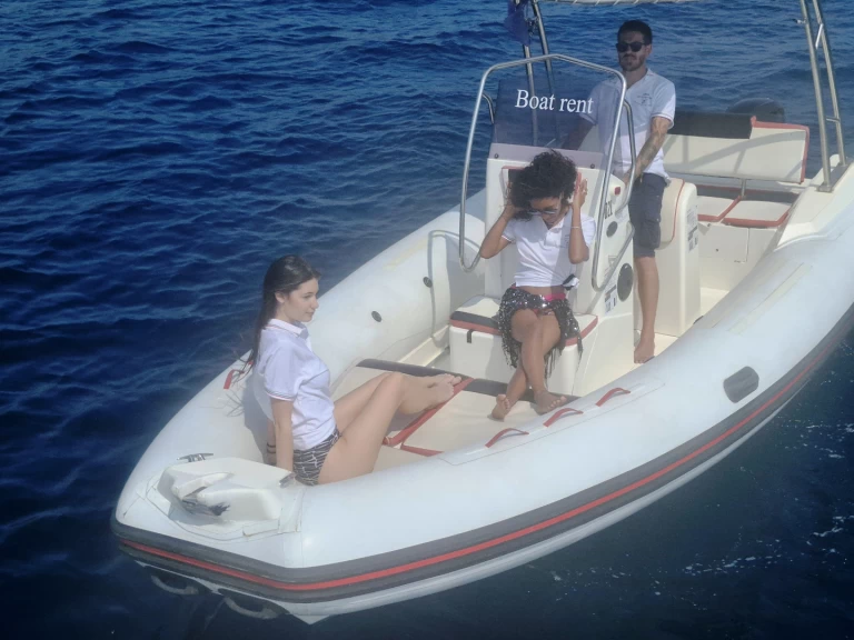 Łódż półsztywna do wynajmu w Ventimiglia w najlepszej cenie