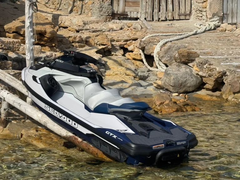 Sea-Doo Gtx limited 300 między profesjonalistami a osobami prywatnymi w Marina Ibiza