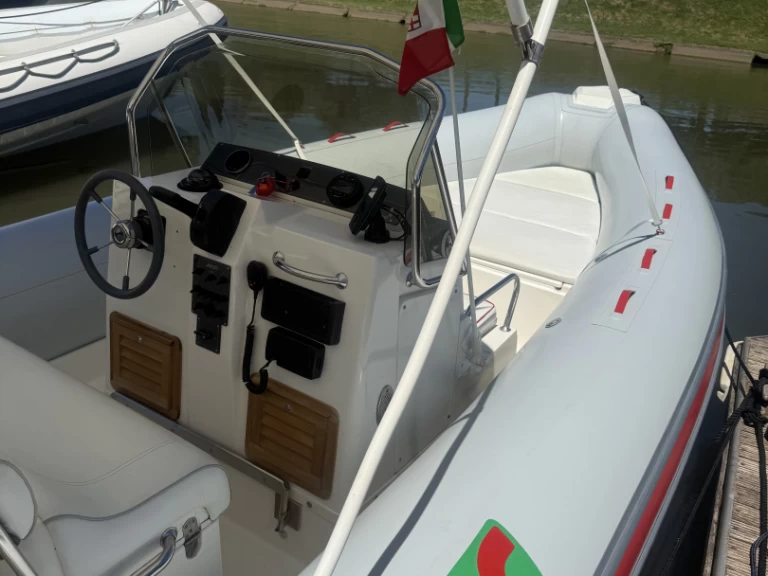 Wynajem Łódż półsztywna w Porto Badino - Joker Boat Clubman 26