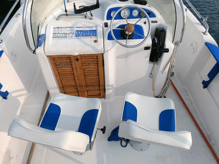 Wynajem Motorówka Jeanneau z patentem 